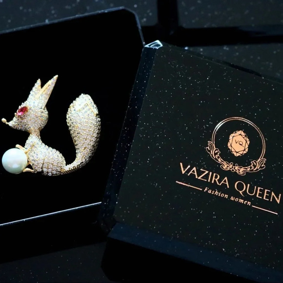 VQ Enamel Violin Brooch - Picture 5 of 6